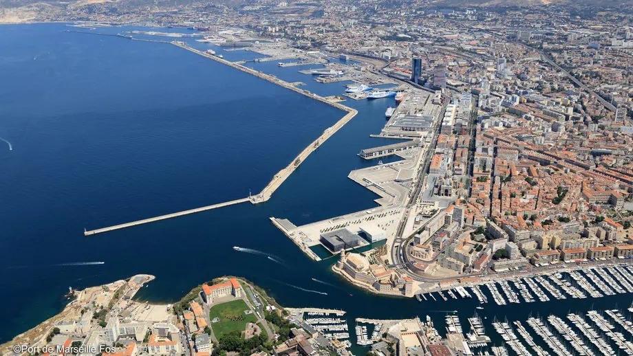  Vue aérienne des Bassins Est de Marseille. 