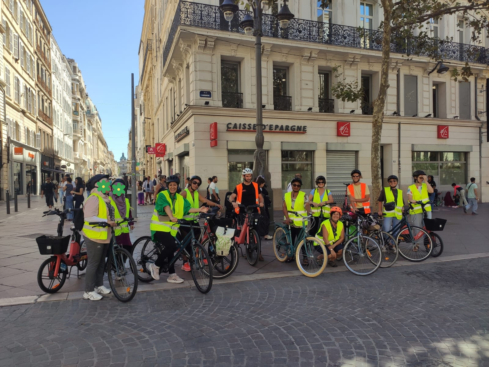 Image 3 : Groupe de cyclistes portant des gilets de sécurité dans une rue de Marseille.